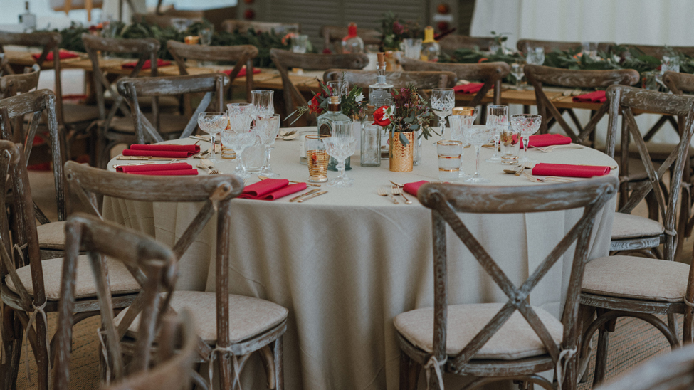 Caramello Gelato tablecloth with Fuschia Essential napkins