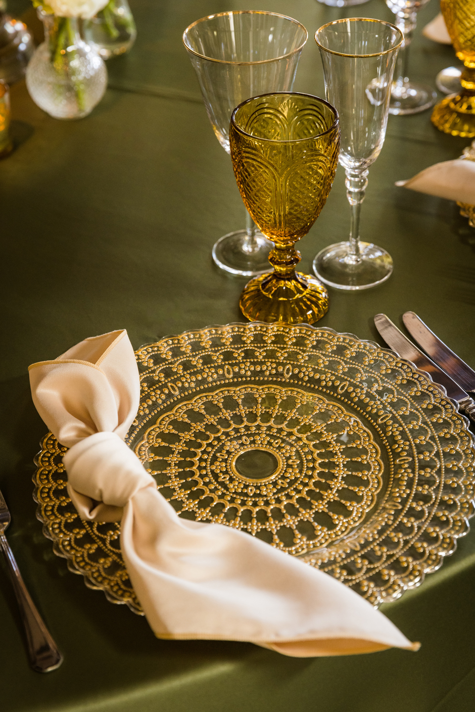 Gold Daisy charger plate with moss Verona linen, nude Verona napkin, gold trim glasses & amber goblet