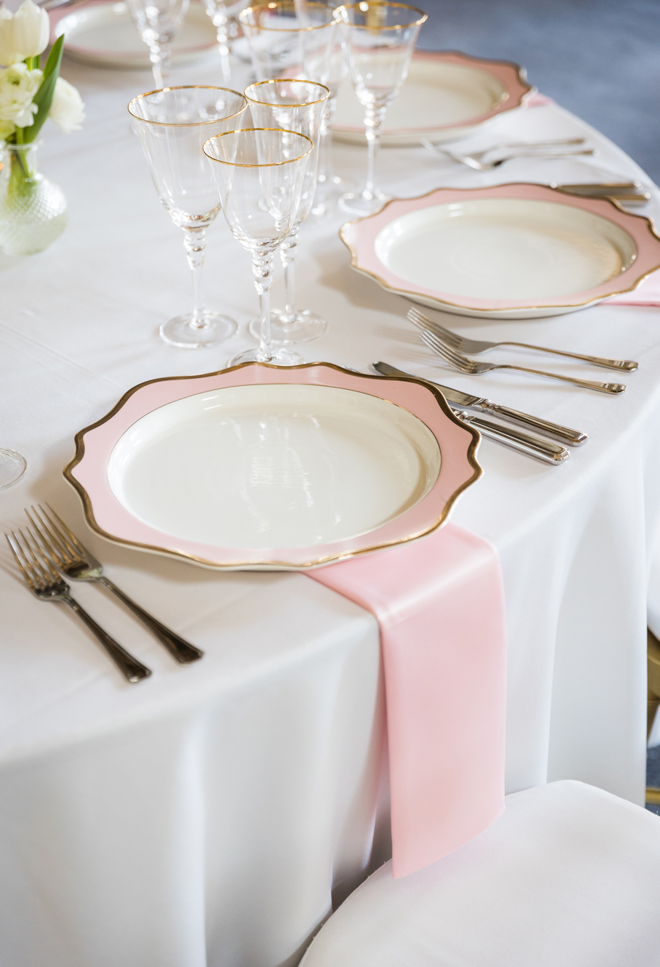Pink & gold trim Porcelain charger plate with white Essential linen, blush Verona napkin & gold trim glasses.